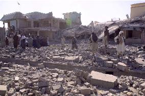 (2)14 people killed in air strikes near Kandahar